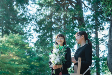 お墓参りをする二人の女性