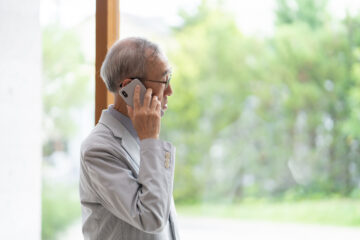 携帯を持つ男性